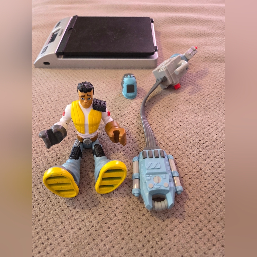 2018 Rescue Heroes Carlos Kitbash 6" Figure with Spinning Arc Welder Mechanic - Picture 7 of 13